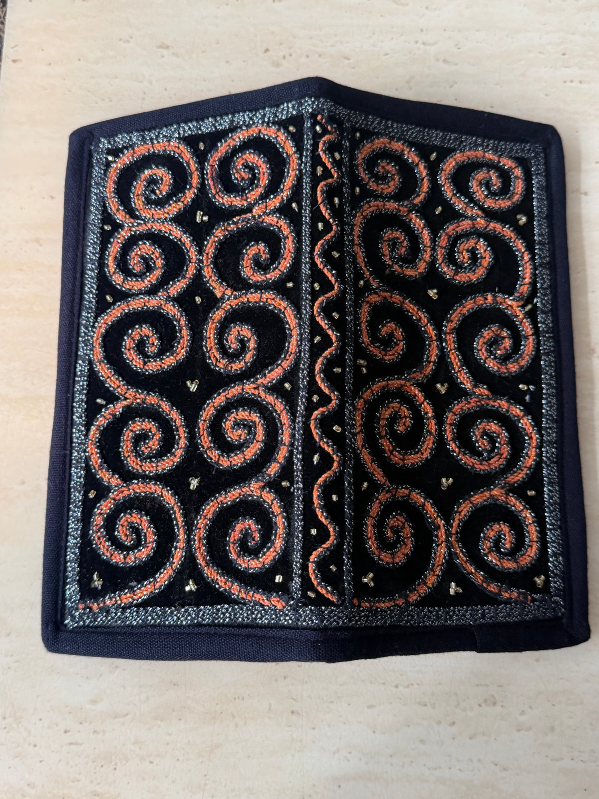 ရွှေခြည်ထိုး လက်ကိုင်ခေါက်အိတ်ရှည်(Wallet) W14