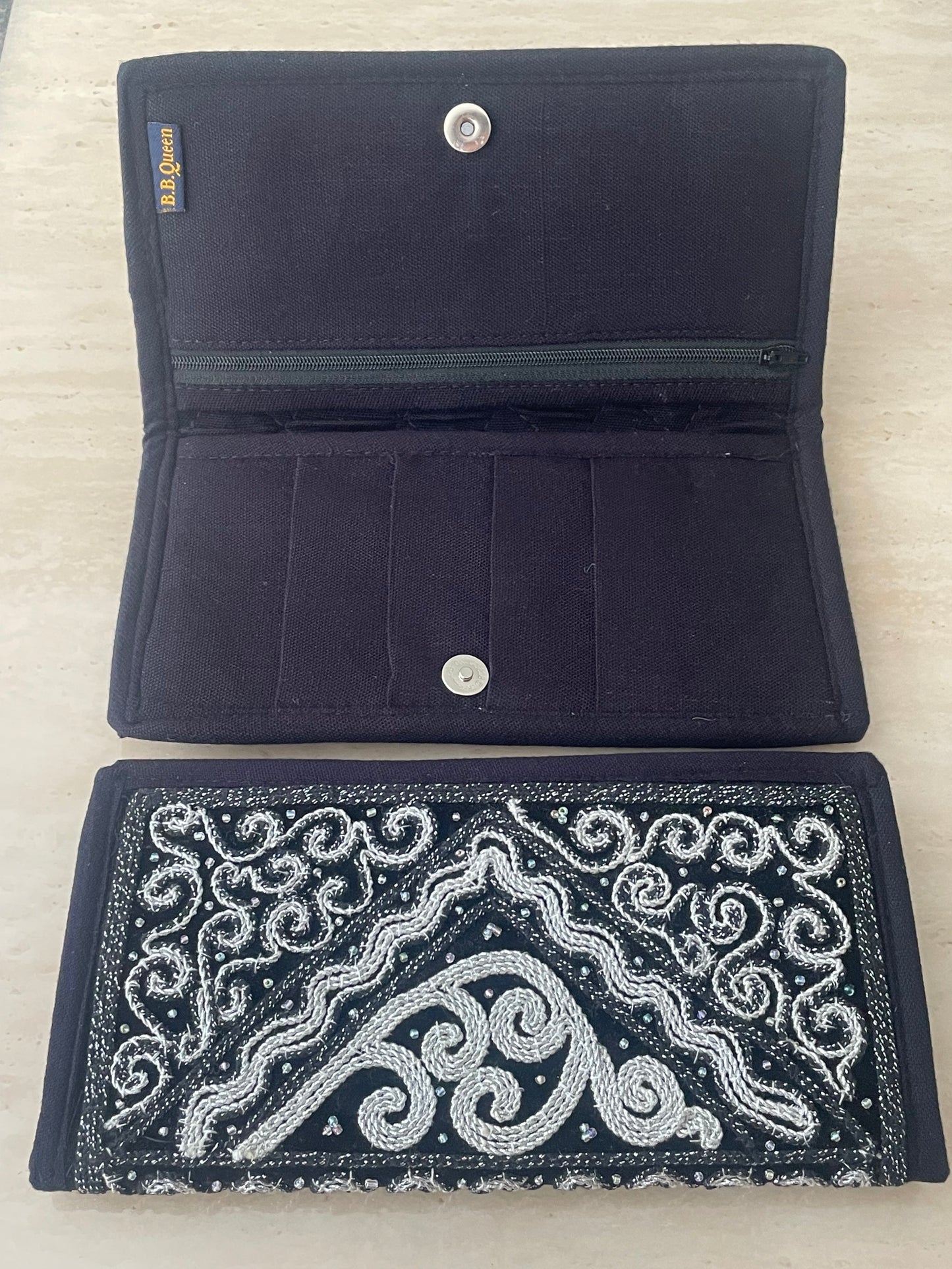 ရွှေခြည်ထိုး လက်ကိုင်ခေါက်အိတ်ရှည်(Wallet)W06