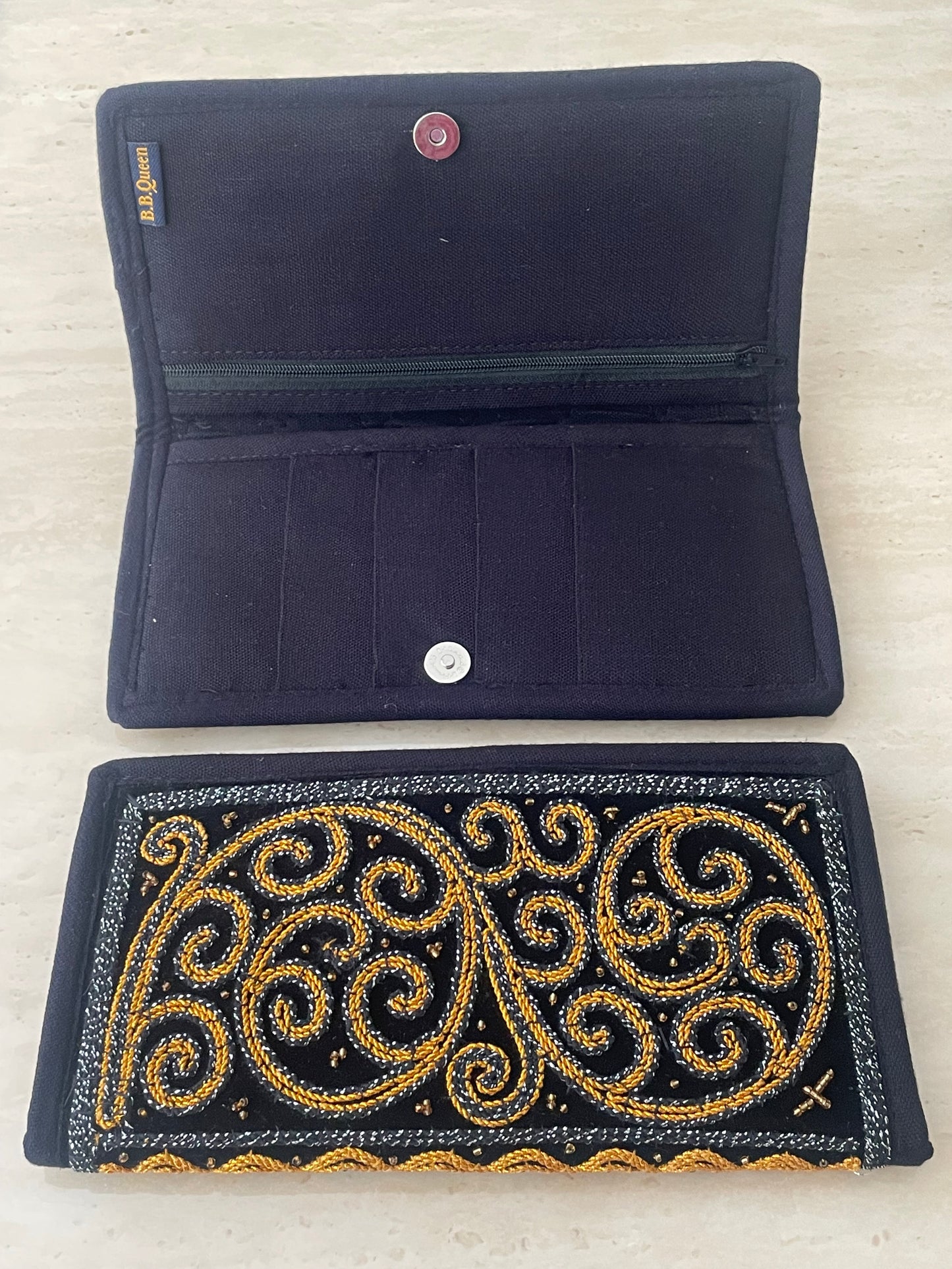 ရွှေခြည်ထိုး လက်ကိုင်ခေါက်အိတ်ရှည်(Wallet) W04