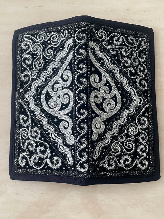 ရွှေခြည်ထိုး လက်ကိုင်ခေါက်အိတ်ရှည်(Wallet)W06