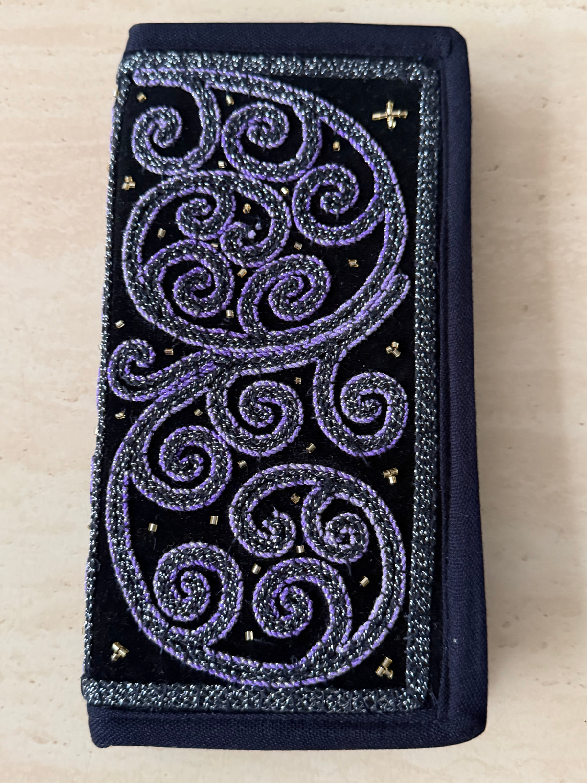 ရွှေခြည်ထိုး လက်ကိုင်ခေါက်အိတ်ရှည်(Wallet) W10