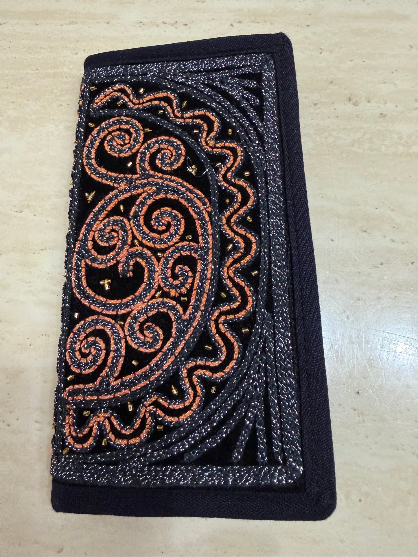ရွှေခြည်ထိုး လက်ကိုင်ခေါက်အိတ်ရှည်(Wallet) W02