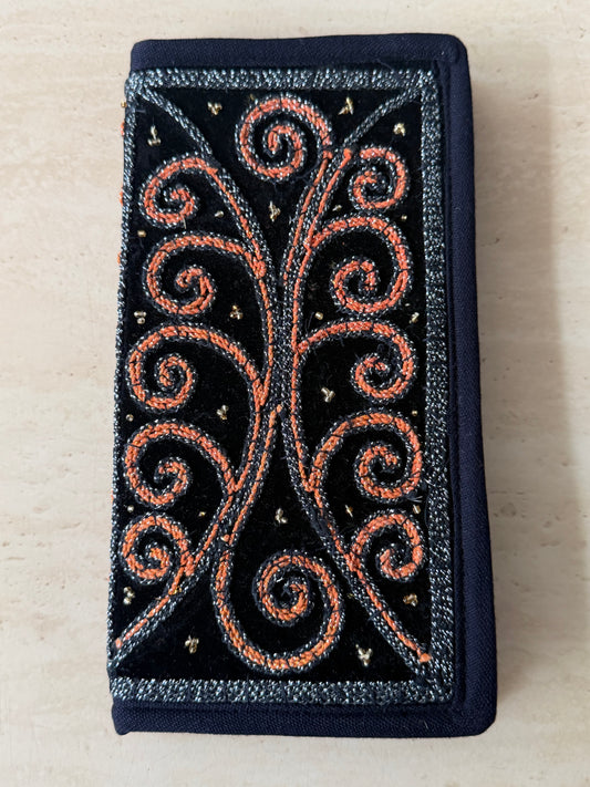 ရွှေခြည်ထိုး လက်ကိုင်ခေါက်အိတ်ရှည်(Wallet) W11