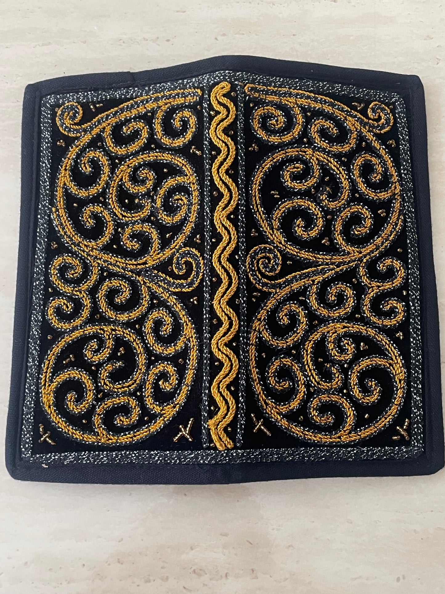 ရွှေခြည်ထိုး လက်ကိုင်ခေါက်အိတ်ရှည်(Wallet) W04