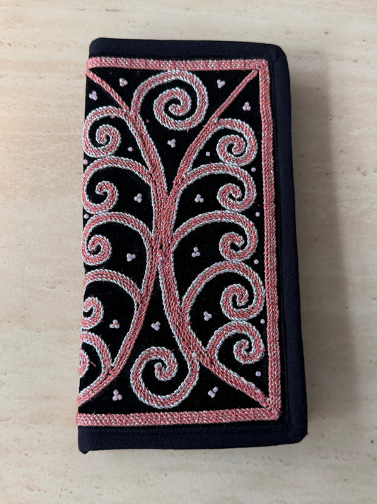 ရွှေခြည်ထိုး လက်ကိုင်ခေါက်အိတ်ရှည်(Wallet) W16