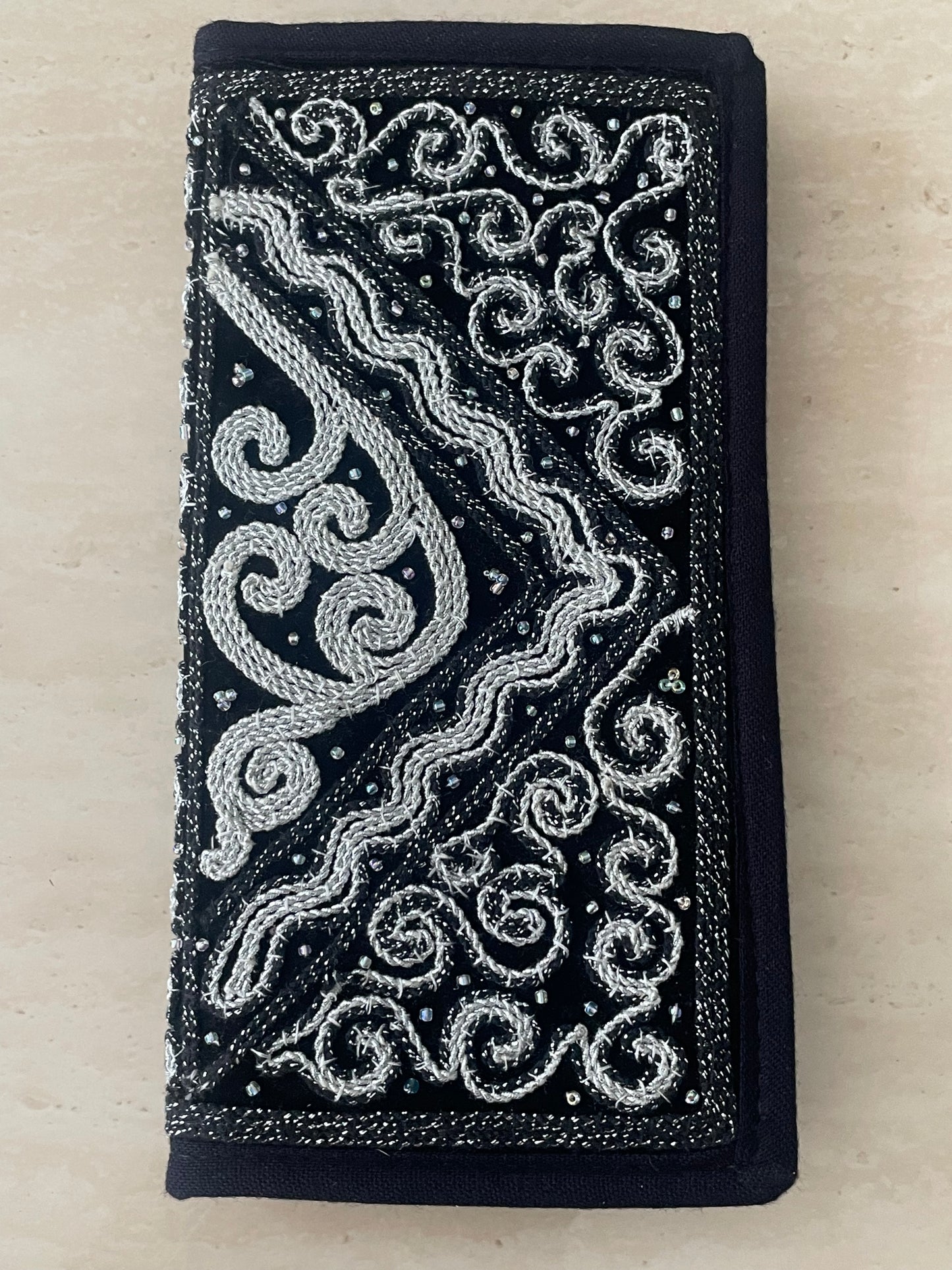 ရွှေခြည်ထိုး လက်ကိုင်ခေါက်အိတ်ရှည်(Wallet)W06