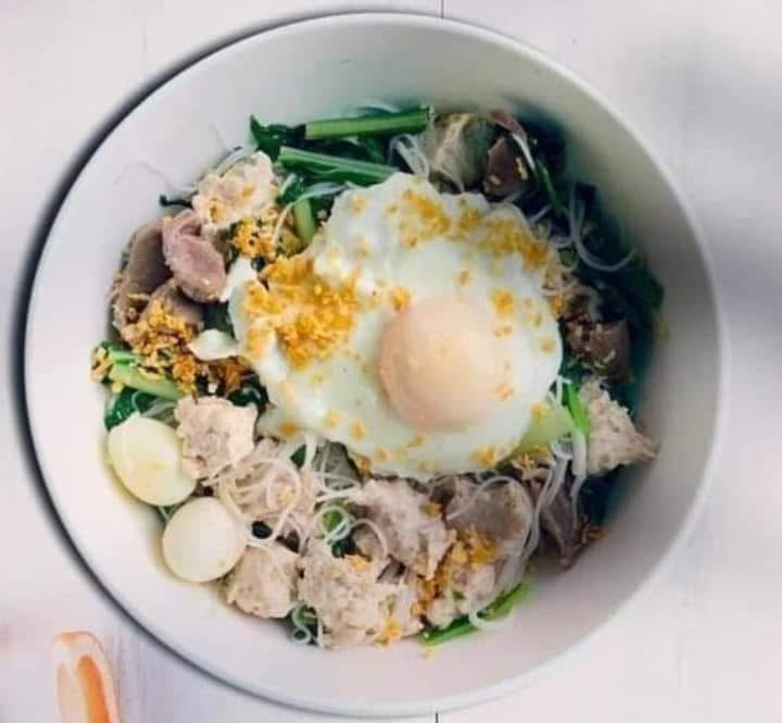 NOM NOM ကြက်သားကြေးအိုးဆီချက်အရသာ