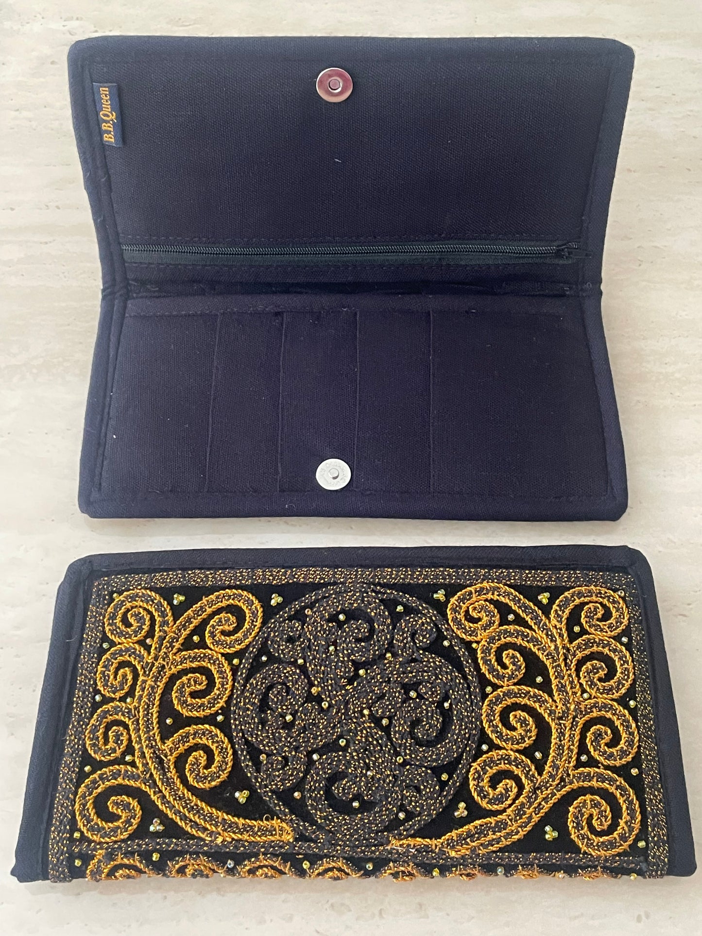 ရွှေခြည်ထိုး လက်ကိုင်ခေါက်အိတ်ရှည်(Wallet)W05