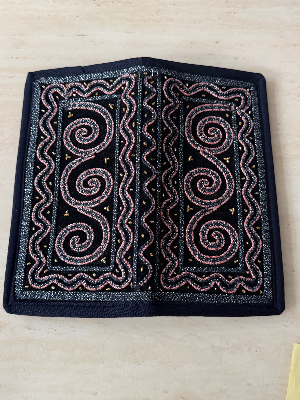 ရွှေခြည်ထိုး လက်ကိုင်ခေါက်အိတ်ရှည်(Wallet) W09